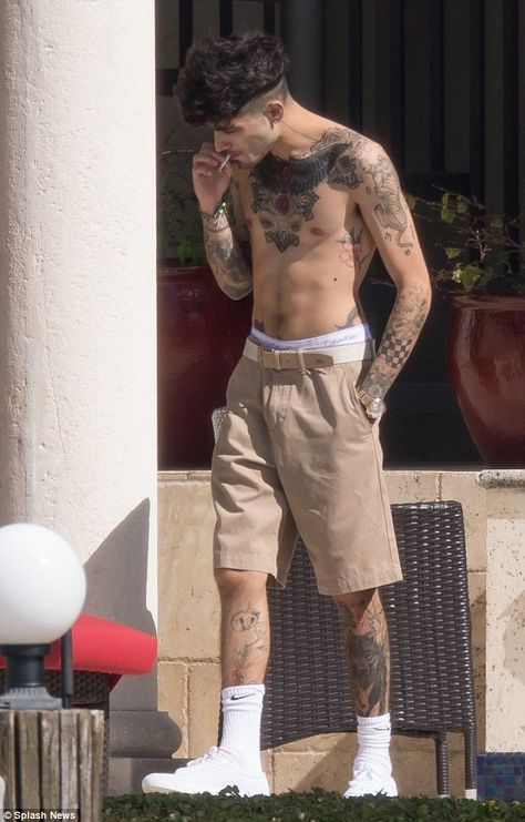 Zayn Malik shirtless at his rented Miami house Zayn Mlik, Zayn Malik Body, Zayn Malik Shirtless, Zayn Malik Tattoos, Zayn Malik Style, Gambar One Direction, Zayn Malik Pics, Chad Michael Murray, Vampire Diaries Cast