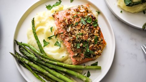 Topped with a nutty, sweet-savory marinade, this weeknight salmon dish is practically effortless but explodes with flavor and crunchy texture. Christmas Eve Dinners, Weeknight Salmon, Honey Baked Salmon, Fish Dishes Recipes, Crusted Salmon Recipes, Pistachio Crusted Salmon, Seared Salmon Recipes, Christmas Eve Party, Sauce For Salmon