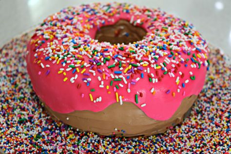 DIY Donut Cake Diy Donut Cake, Donut Shaped Cake, Donut Cake Topper, Donut Birthday Cake, Shopkins Cake, Diy Donut, Fig Cake, Donut Cake, Diy Donuts