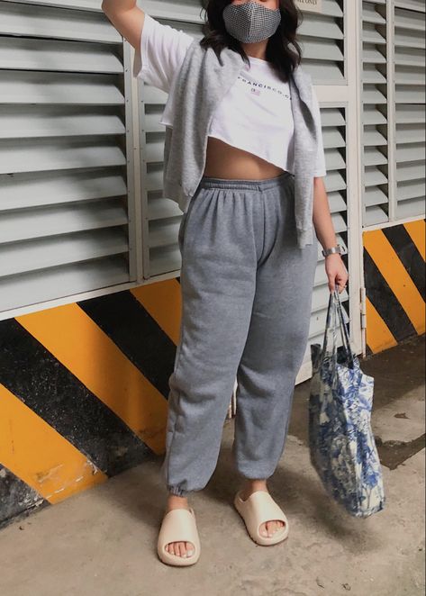 Yeezy Slippers Outfit, Sweatpants And Slides Outfit, Yeezy Slides Women Outfit, Cloud Slides Outfit, Slides Outfit Women, Yeezy Slides Outfit Women, Yeezy Sweatpants, Slide Outfits, Outfits With Slides