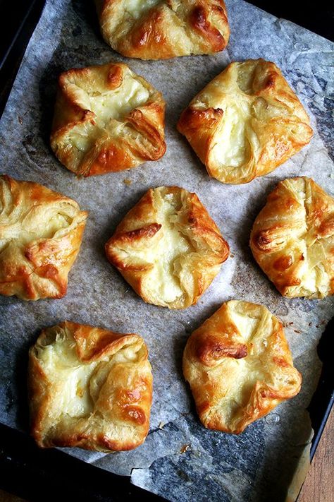 baked cheese danishes - I Made these this weekend (5/4/13) and they are amazing.  Second batch of "mini pastries" with fresh berries ready to go in the oven today.... Rhubarb Tartlets, Crumble Tart, Cheese Danishes, Cheese Pastries, Butterscotch Caramel, Crumb Pie, Mini Pastries, Apple Crumb, Danish Pastry