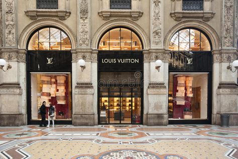 Storefront Display, Shop Facade, Louis Vuitton Store, Deco Chic, Classic House Design, Interior Shop, Neoclassical Architecture, Facade Lighting, Louis Vuitton Shop