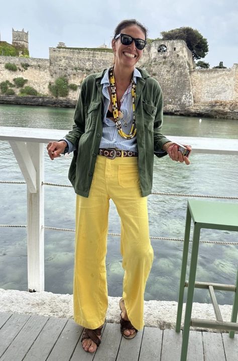 How To Wear Yellow Pants, Styling Yellow Pants, Yellow Pants Outfit Street Style, Yellow Pants Outfit Summer, Yellow Linen Pants Outfit, Light Yellow Pants Outfit, Yellow And Blue Outfits, Yellow And Green Outfit, Green And Yellow Outfit