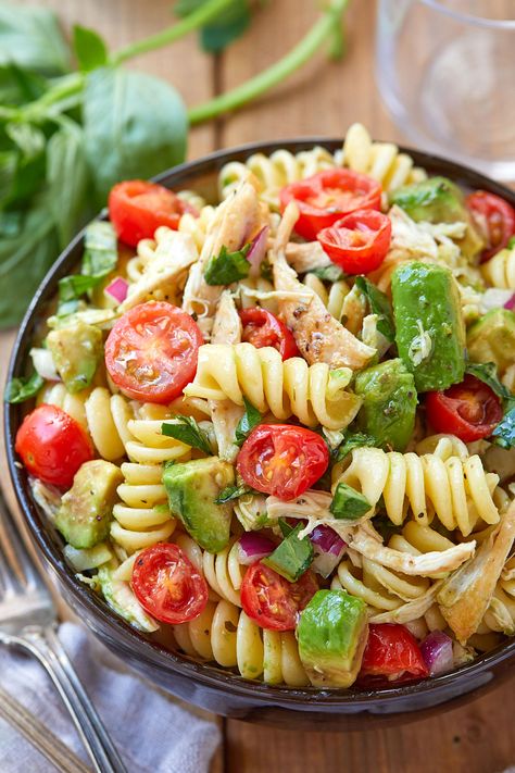 Healthy Chicken Pasta Salad, Avocado Pasta Salad, Healthy Chicken Pasta, Plats Healthy, Resep Salad, Healthy Pasta, Resep Diet, Chicken Pasta Salad, Healthy Sandwiches