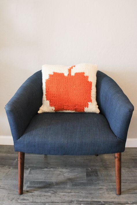 Are you as obsessed with making pillows as I am? Then check out my blog for this FREE intermediate knitting pattern! Crochet Pumpkin Pillow, Making Pillows, Intermediate Knitting Patterns, Patch Pillow, Pumpkin Pillow, Lion Brand Wool Ease, Pumpkin Pillows, Crochet Pumpkin, Cast Off