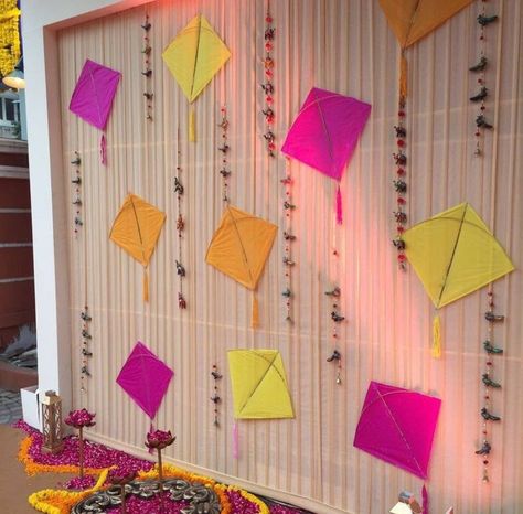 Kites Backdrop, Kites Decorations Ideas Indian, Kite Backdrop, Bhogi Pallu Decoration At Home, Diy Kite Decorations, Lohri Decoration, Kite Decoration, Stall Decorations, Mehendi Decor Ideas