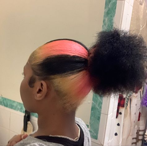 Skunk Stripe Hair In The Back, Two Skunk Stripe Hair, Skunk Strip And Peekaboo, Peekaboo With Skunk Stripe, 2 Skunk Stripes, 2 Tone Hair Color Ideas For Black Women, Light Pink Skunk Stripe, Skunk Stripe And Peekaboo, Skunk Stripe Ideas