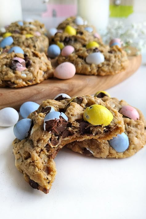 Easter Chocolate Chip Cookies, Chips And Chocolate, Oats Chocolate, Spring Baking, Peanut Butter Oats, Easter Sweets, Spring Cookies, Easter Baking, Mini Eggs