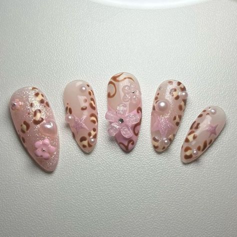 Gyaru Almond Nails, Gyaru Nail Art, Hime Gyaru Nails, Short Gyaru Nails, Shoujo Nails, Gyaru Nails Short, Cute Nails With Charms, Cute Japanese Nails, Rilakkuma Nails