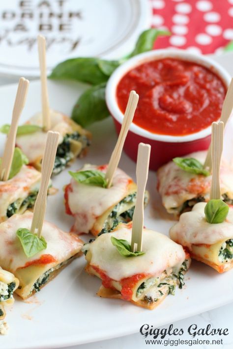 Mini Lasagna Roll Up Appetizers for Holiday Entertaining! AD #appetizer Spinach Roll Ups, Mini Lasagna, Diy Party Food, Spinach Rolls, Spinach Lasagna Rolls, Small Appetizers, Lasagna Rollups, Fingerfood Party, Mystery Dinner