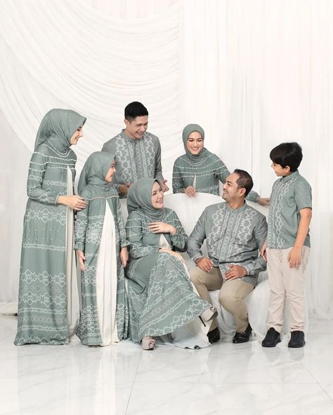 Lebaran Outfit, Ootd Lebaran, Hijab Trend, Dress Lebaran, Ootd Couple, Family Photoshoot Poses, Hijab Trends, Jam 12, Model Outfit