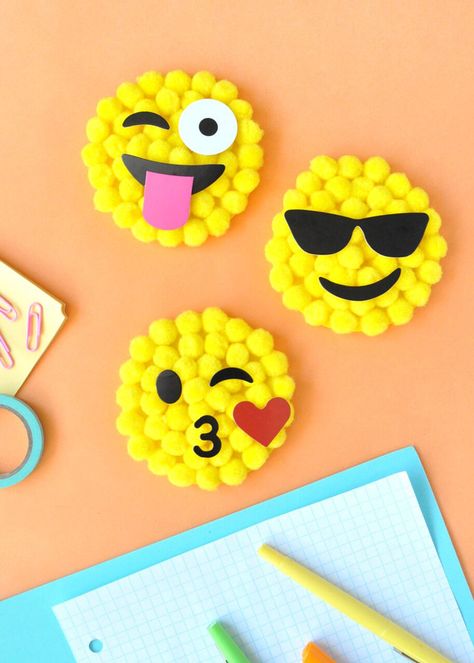 Pom-poms + emojis = a super fun craft kit! Emoji Party Favors, Emoji Craft, World Emoji, Yellow Crafts, Emoji Birthday Party, World Emoji Day, Emoji Pillows, Emoji Party, Emoji Birthday