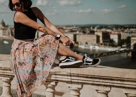 Here are a few amazing tips for working abroad! If you are thinking about traveling for work, these tips will inspire you to get a job abroad and start to make more money #traveltips #workingabroad Womens Vans Outfit, Look Hippie Chic, How To Wear Vans, How To Wear Sneakers, Fashion Tips For Girls, Vans Outfit, Streetwear Mode, Casual Chique, Sneakers Looks