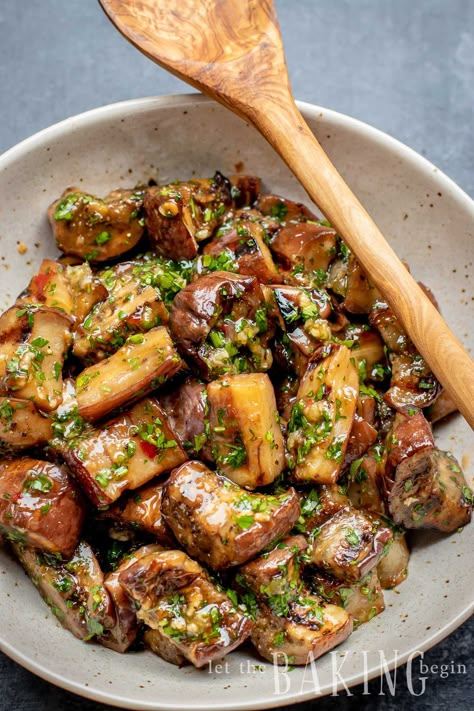 Grilled Eggplant in Sweet Chili Garlic Sauce - this simple eggplant recipe can be made with either stir-fried, grilled or roasted eggplants. Just cook the eggplant, then combine with garlic, sweet spicy chili sauce and herbs and you've got the best eggplant recipe out there. Chilli Eggplant Recipe, Asian Eggplant Recipes, Sweet Chili Garlic Sauce, Recipes With Chili Garlic Sauce, Chinese Eggplant Recipes, Eggplant Recipes Healthy, Best Eggplant Recipe, Roasted Eggplant Recipes, Aubergine Recipe