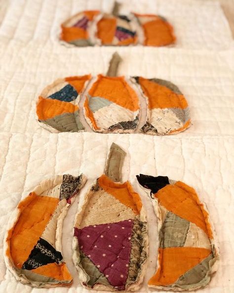 Patchwork Pumpkins, Quilted Pumpkins, Fall Sewing Ideas, Old Quilts Repurposed Ideas Diy, Pumpkin Quilt, Old Quilts Repurposed Ideas, Fall Pillows Diy, Fall Patchwork, Fall Quilt Patterns