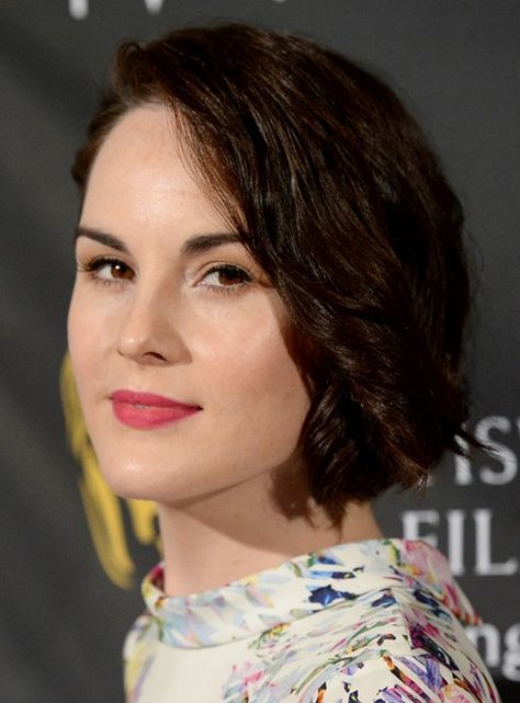 Michelle Dockery's Short Hairstyles: Easy Curly Haircut Hair Choppy Layers, Short To Medium Hair, Celebrity Short Hair, Hair Cuts And Styles, New Hair Styles, Pointy Pumps, Bright Pop, Michelle Dockery, Choppy Layers