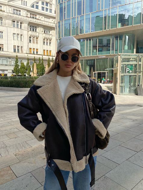 Outfit Ideas Winter Jacket, Womens Aviator Jacket Outfit, Fur Lined Aviator Jacket Outfit, Leather And Shearling Jacket, Winter Aviator Jacket Outfit, Brown Leather Aviator Jacket Outfit, Fleece Leather Jacket Outfit, Outfits With Aviator Jacket, Aviator Shearling Jacket Women