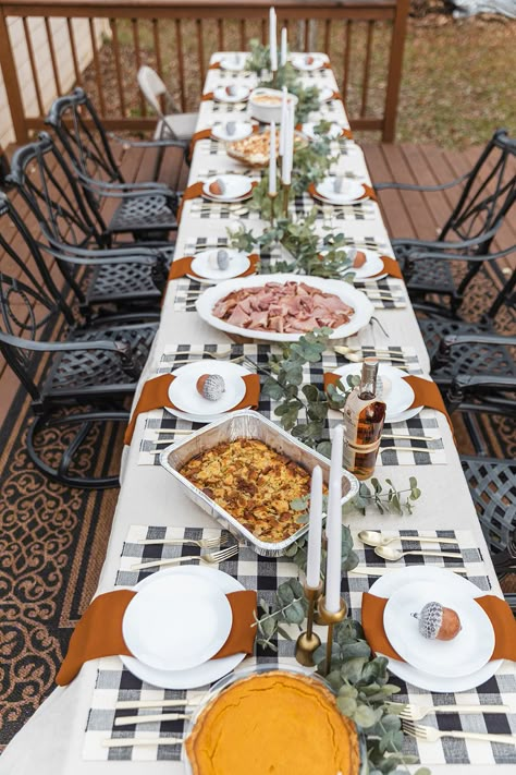 Friendsgiving Ideas Outdoor, Friendsgiving Set Up Outside, Friendsgiving Dinner Party Decor Outdoor, Large Dinner Party Table Setting, Flannel And Friends Friendsgiving, Hosting Friendsgiving Table Setting, Thanksgiving Outdoor Dinner Table, Friendsgiving Decorations Diy, Outdoor Friendsgiving Party