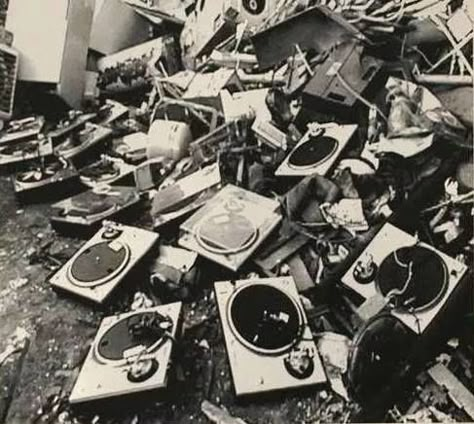 ... Technics Turntables, Dj Room, Dj Art, Cover Film, New Music Releases, Vinyl Record Player, Dj Booth, Hip Hop Art, Dj Gear