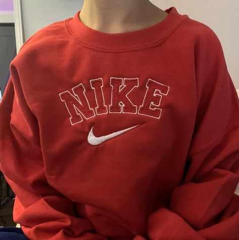 College Sweatshirt Outfit, Nike Vintage Crewneck, Nike Vintage Sweatshirt, Oversized Nike, Vintage Crewneck Sweatshirt, Nike Pullover, College Sweatshirt, Nike Vintage, Chill Outfits