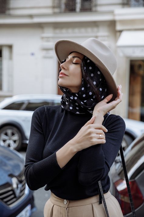 Hijab Retro Style, Saudi Outfit, Head Scarf Outfit, Street Style Photoshoot, Individual Photoshoot, Photoshoot In Paris, Paris Photoshoot, Chic Scarves, Hijab Style Casual