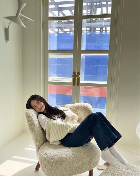 Lim Bora, Chica Cool, 사진 촬영 포즈, Selfie Poses Instagram, Korean Casual Outfits, Sitting Poses, Instagram Photo Inspiration, Korea Fashion, How To Pose