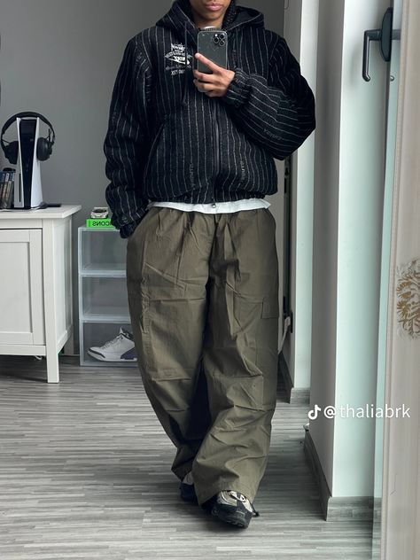 Baggy Pants Fit Men, Dark Green Mens Outfit, Baggy Green Pants Outfit Men, Baggy Cargos Men Outfit, Dark Green Outfit Men, Green Baggy Pants Outfits, Baggy Pants Outfits, Green Baggy Urban Parachute Pants, Dark Green Pants Outfit