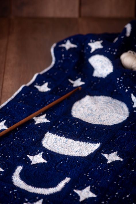 LUNAR BLANKET CAL- Week 3- Moon Phases – Creaciones Ananda Moon Blanket, Moon Phases, Christmas Tree Skirt, Knit Crochet, Crochet Blanket, Arts And Crafts, Yarn, Moon, Holiday Decor