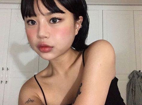 Round Face Selfie Poses, Jisu Seo, Round Cheeks, Makup Looks, Round Face Makeup, Types Of Makeup, Chubby Cheeks, Short Black Hairstyles, Grunge Girl