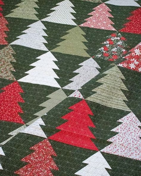 Shabby Quilt, Christmas Tree Quilt Pattern, Tree Quilt Pattern, Christmas Tree Quilt, Jelly Roll Quilt Patterns, Quick Quilt, Rose Quilt, Fat Quarter Quilt, Laundry Basket Quilts