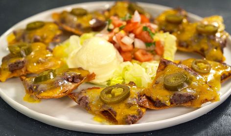 Classic Nachos Recipe, Chili Nachos Recipe, Classic Nachos, Chili Nachos, Healthy Board, How To Cook Chili, Nachos Recipe, Cat Recipes, Mexican Recipes