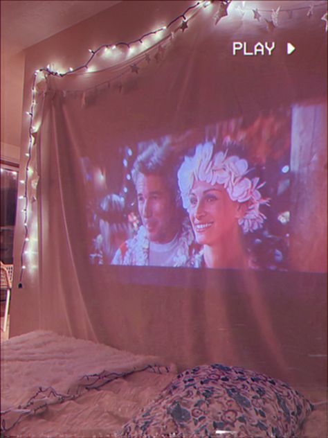 Movie screen, movie projector, movie night, aesthetic movie night, star garland, white lights Indoor Projector Movie Night, Projector Movie Night, Summerhouse Ideas, Birthday Movie Night, Movie Night Theme, Movie Night Decorations, Basement Lighting, Night Theme, Christmas Birthday Party