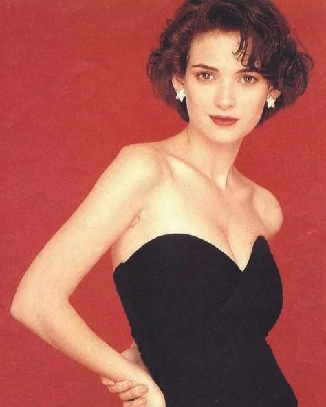 Winona Ryder Short Hair, Winona Rider, جوني ديب, Winona Forever, Photographie Portrait Inspiration, Winona Ryder, Iconic Women, Tim Burton, Celebrity Crush