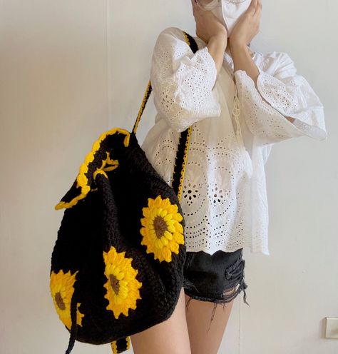 Crochet Bagpack Aesthetic, Crochet Granny Square Backpack, Crochet Bookbag, Granny Square Backpack, Unrealistic Outfits, Funky Purses, Square Backpack, Crochet Backpack, Crochet Bag Tutorials