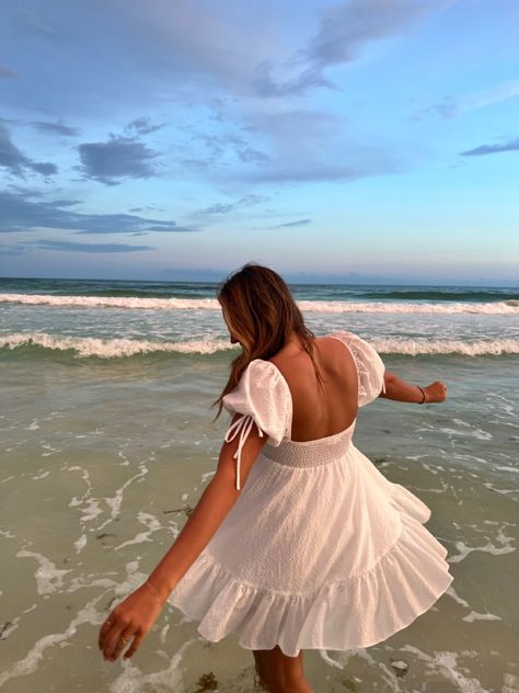 White Summer Dress Photoshoot, Flowy White Beach Dress, Beach Pictures In White Dress, White Dress On Beach Photoshoot, White Beach Dress Photoshoot, Sundress Beach Photoshoot, Beach Pics Dress, White Dress Beach Photoshoot, Beach Skirt Outfit