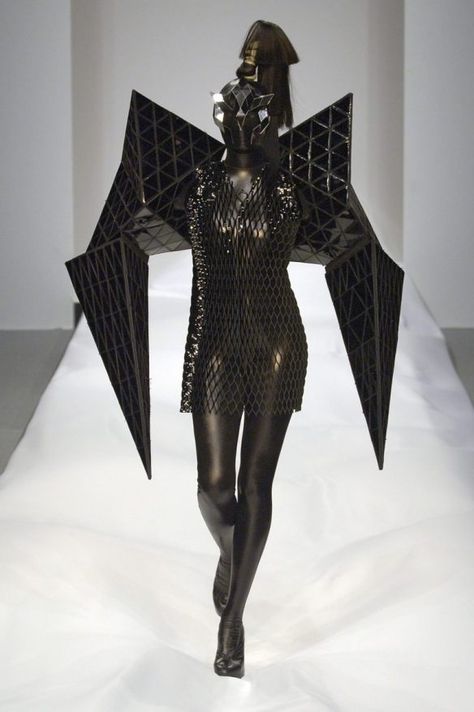 Gareth Pugh Sculptural Fashion, London Fashion Weeks, Gareth Pugh, Futuristic Fashion, Avant Garde Fashion, Kylie Minogue, Future Fashion, Fantasy Fashion, Dark Fashion