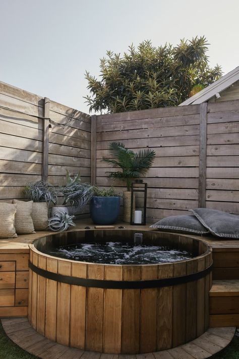 Deco Spa, Echo Park Los Angeles, Cushions Diy, Pallets Diy, Hot Tub Deck, Hot Tub Backyard, Hot Tub Garden, Hot Tub Outdoor, Echo Park