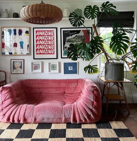 Pink Couch, Dream Apartment Decor, Future Apartment Decor, Style Deco, Apartment Decor Inspiration, Dream House Interior, Apartment Inspiration, Living Room Inspo, A Living Room