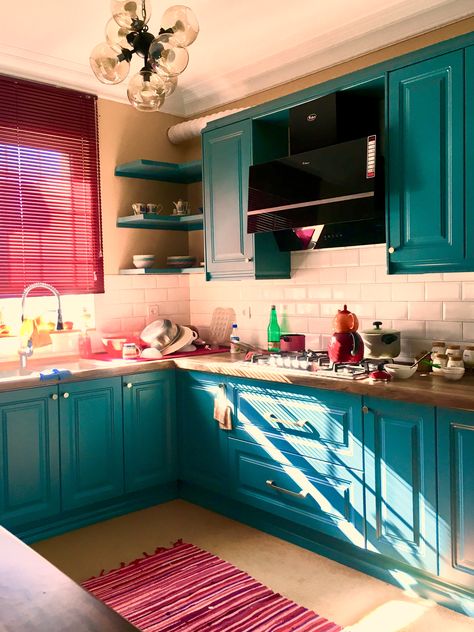 Kitchen Jewel Tones, Raspberry Kitchen Cabinets, Turquoise And Pink Kitchen, Hot Pink Kitchen Cabinets, Viva Magenta Interior Design, Fuschia Kitchen, Teal And Pink Kitchen, Bright Pink Kitchen, Jewel Tone Kitchen