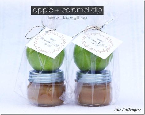 caramel apple dip gift Caramel Apple Gift Ideas, Caramel Apples Diy, Caramel Apple Kits, Caramel Apple Gifts, Diy Caramel, Halloween Apples, Caramel Apples Easy, Caramel Apple Dip, Apple Christmas