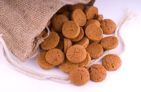 Paul Hollywood's gingernut biscuits - the kids go crazy for Gingernuts! Might be time to start making them ourselves. Gingernut Biscuits Recipes, Nice Biscuits Recipe, Biscuits British, Perfect Biscuits, Biscuits Dessert, Paul Hollywood Recipes, Bake Off Recipes, British Recipes, Ginger Biscuits