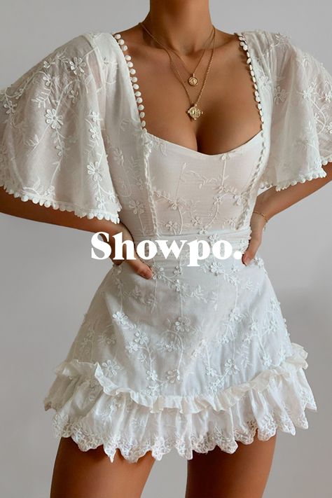 Stay fresh this summer. Upgrade your wardrobe and shine bright in our favourite go-to LWD. Shop our stunning collection of white dresses at showpo.com Dresses Ideas, Fancy Outfits, Mode Inspiration, Looks Vintage, Cute Casual Outfits, Look Fashion, Pretty Dresses, Pretty Outfits, Fashion Inspo Outfits