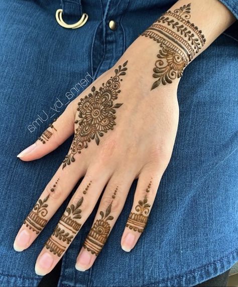 Hena Mehendi Design Simple, Inner Hand Henna, Quick Henna Designs, Henna Designs For Small Hands, Elegant Henna Designs Simple, Simple Mendhi Designs, Eid Henna Designs Simple, Intricate Henna Designs, Henna Palm