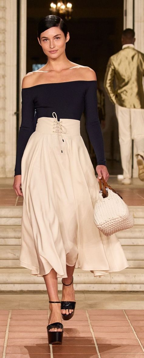 Ralph Lauren Spring 2023 RTW Ralph Lauren Summer, Ralph Lauren Looks, Ralph Lauren Style, Sport Chic, Ralph Lauren Outfits, Spring 2023, Marchesa, Spring Dresses, Look Fashion