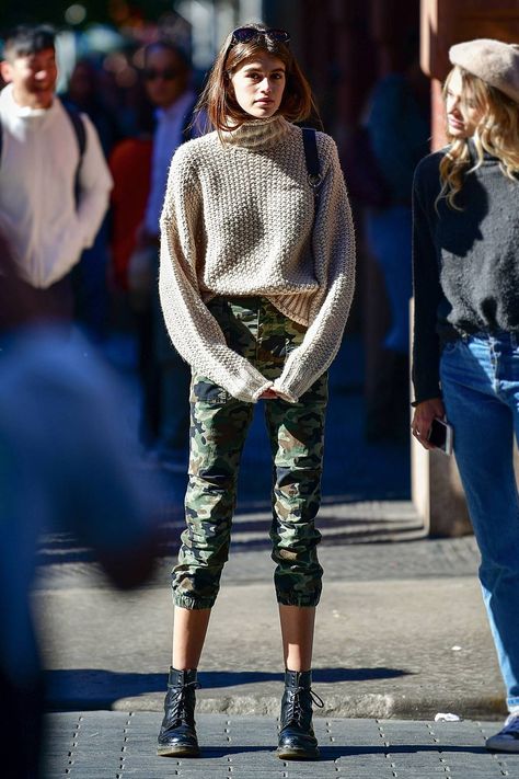 Kaia Gerber Style: Best Fashion Looks And Outfits | Glamour UK Green Pants Outfit Winter, Outfit Winter Women, Outfits With Jordan 1s Fashion Styles, Pants Outfit Winter, Green Pants Outfit, Kaia Gerber Style, Girls Heart, Biker Chic, Jordan 1s