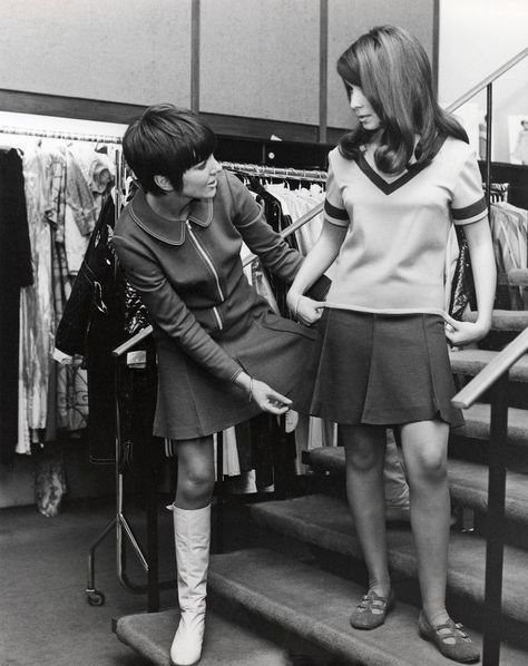 Mary Quant Mini Skirt, 60s Fashion Outfits, 1960s Mini Skirt, Bianca Jagger, Swinging London, Mary Quant, Dutch Girl, Teen Magazine, Phoebe Philo