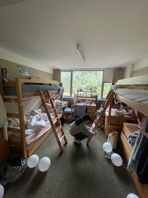 Boarding Room Decor, Four Person Dorm Room, Dorm Room For 3 People, Dorm Room For 4 People, Rich Dorm Room Aesthetic, Campus Dorm Aesthetic, Boarding School Bedroom Aesthetic, Aesthetic Boarding School Dorm, Stony Brook University Dorms