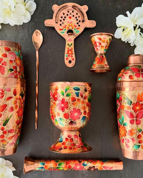 👌🏼🇲🇽 Mexican Handmade Copper 7-Piece Barware & Bar Tools Set- LYYE Flowers: TAG Your Bartender‼️ . The RIGHT items MAKE THE MOOD: 100% Handmade, Hand Hammered, and Hand Painted Mexican Artisan Copper 7-Piece (also sold individually!!) Bar Sets in 5 Different Styles. . EXCLUSIVELY at CoLores Decor 🥰 . My @giLherrera Hotel & Hospitality career still INSPIRES me from my wonderful years at @marriottintl @desertsprings from managing fine dining to the nightclub scene. . We work with many Hotels,... Clase Azul Bottle Decor, Mexican Colors Kitchen, Mexican Bar Decor, Mexican Kitchen Decor Ideas Hacienda Style, Funky Home Bar, Mexican House Decor, Mexican Houses Interior, Mexican Food Art, Mexican Boho Decor