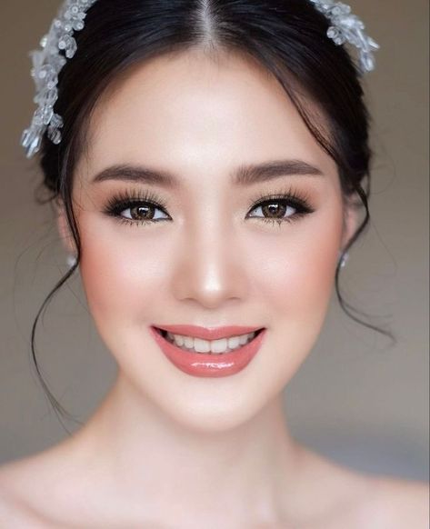 Fresh Bridal Makeup Asian, Makeup Korean Look Hijab, Korean Bridal Makeup Look, Korean Wedding Makeup Look, Korean Graduation Makeup, Korean Bride Makeup, Simple Wedding Makeup Natural Looks, Wedding Makeup For Asian Brides, Simple Bridal Makeup Natural