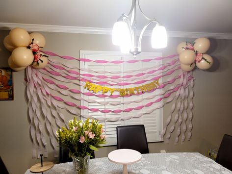 Pink Party Streamers, Crepe Paper Birthday Decor, Crepe Paper Decorations Birthday Party Ideas, Decor With Streamers, Ways To Hang Streamers, Streamers Decorations Ceiling, Easy Streamer Decorations, Paper Streamer Ideas, Crepe Streamer Ideas